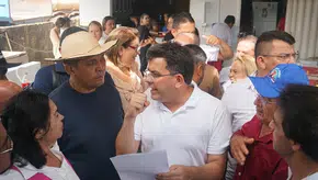 Rafael Fonteles em Coivaras dando atenção a alguns pedidos do vereador Josias Cândido