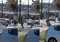 Professora desafia o medo e salva homem segundos antes da passagem de trem