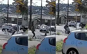 Professora desafia o medo e salva homem segundos antes da passagem de trem