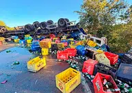 Motorista fica ferido após carreta carregada de cerveja tombar em Francisco Macedo
