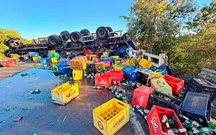 Motorista fica ferido após carreta carregada de cerveja tombar em Francisco Macedo