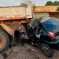 Motorista morre ao colidir na traseira de caminhão estacionado em Teresina
