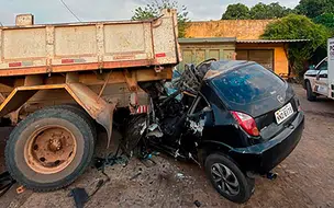 Motorista morre ao colidir na traseira de caminhão estacionado em Teresina