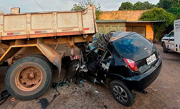 Motorista morre ao colidir na traseira de caminhão estacionado em Teresina