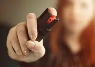 Lei autoriza venda de spray de pimenta para segurança das mulheres