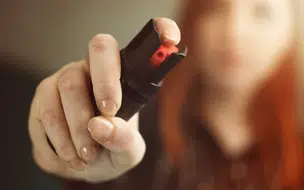 Lei autoriza venda de spray de pimenta para segurança das mulheres