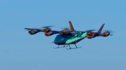 Primeiro carro voador da Eve realiza voo histórico e avança rumo à mobilidade aérea