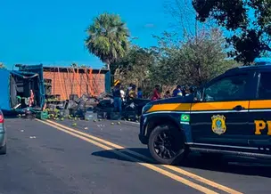 Motorista fica ferido após caminhão tombar na BR-343 entre Altos e Campo Maior