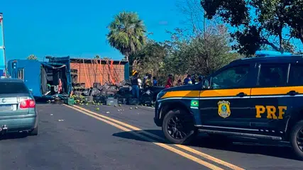 Vídeo: Motorista fica ferido após caminhão tombar na BR-343 entre Altos e Campo Maior
