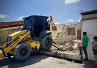 Casa é demolida na zona sul de Teresina após retirada de 40 toneladas de resíduos acumulados