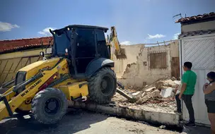 Casa é demolida na zona sul de Teresina após retirada de 40 toneladas de resíduos acumulados