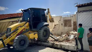 Casa é demolida na zona sul de Teresina após retirada de 40 toneladas de resíduos acumulados