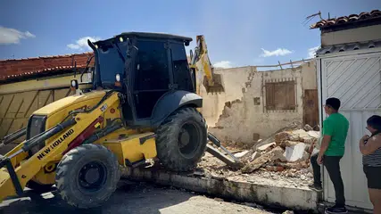 Casa é demolida na zona sul de Teresina após retirada de 40 toneladas de resíduos acumulados