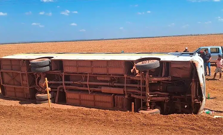 Cinco pessoas ficam feridas após Ônibus tombar em Uruçuí