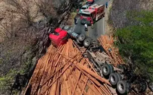 Carreta carregada com madeira tomba e interdita trecho da PI-140, em São Raimundo Nonato