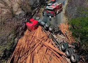 Carreta carregada com madeira tomba e interdita trecho da PI-140, em São Raimundo Nonato