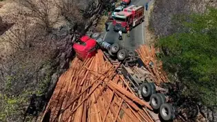 Carreta carregada com madeira tomba e interdita trecho da PI-140, em São Raimundo Nonato