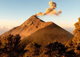 Erupção do vulcão Fuego obriga retirada de moradores e mobiliza autoridades na Guatemala