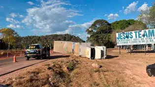 Caminhão carregado de peças automotivas tomba na BR-343, em Teresina