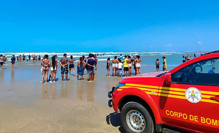 Jovem desaparece no mar ao tentar salvar a namorada de afogamento em Luís Correia