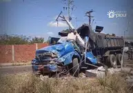 Caçamba bate em poste ao tentar desviar de carro na entrada do Teresina Sul