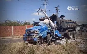 Caçamba bate em poste ao tentar desviar de carro na entrada do Teresina Sul