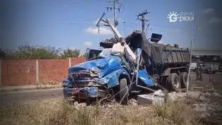 Caçamba bate em poste ao tentar desviar de carro na entrada do Teresina Sul