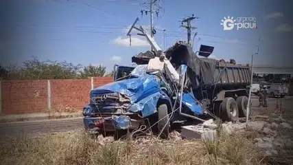 Caçamba bate em poste ao tentar desviar de carro na entrada do Teresina Sul