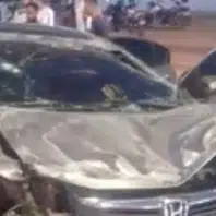 Carro de passeio fica destruído após bater na traseira de carreta na BR-316 em Teresina
