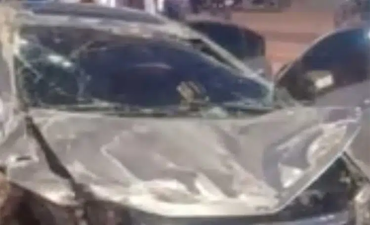Carro de passeio fica destruído após bater na traseira de carreta na BR-316 em Teresina