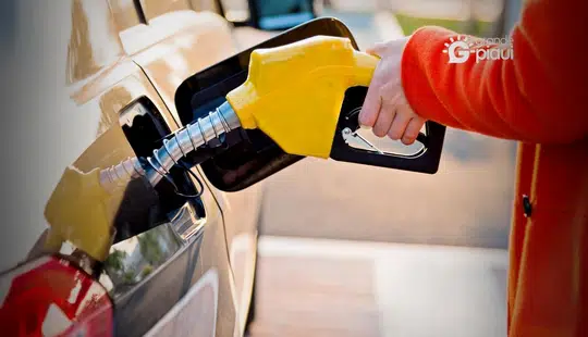Gasolina fica R$ 0,63 mais barata em tributos e diesel terá subsídio de R$ 1