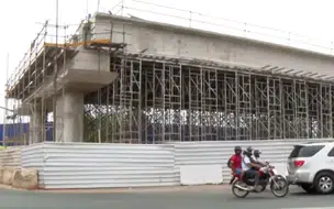 Motociclista fica ferida em acidente próximo a obras de viaduto no Dirceu