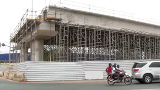 Motociclista fica ferida em acidente próximo a obras de viaduto no Dirceu