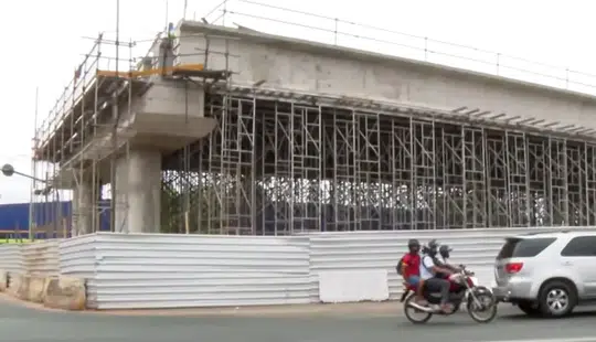 Motociclista fica ferida em acidente próximo a obras de viaduto no Dirceu